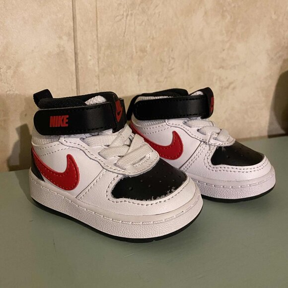 Baby Nikes size 2c - Picture 1 of 6